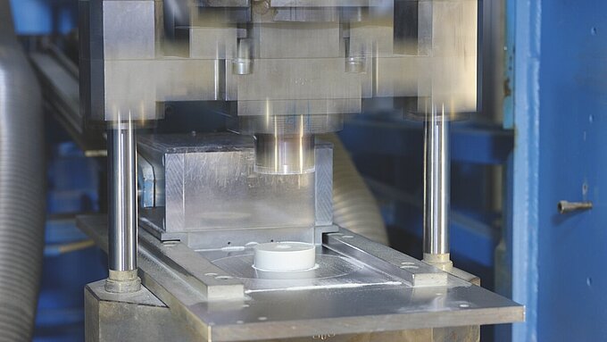 ピエゾ素子はプレス技術で製造されます